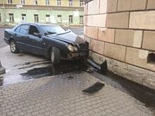 В центре Санкт-Петербурга водитель иномарки врезался в стену и сбежал