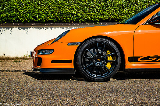 Россиянин гонял по Москве на дорогущем спорткаре и едва не снёс заправку