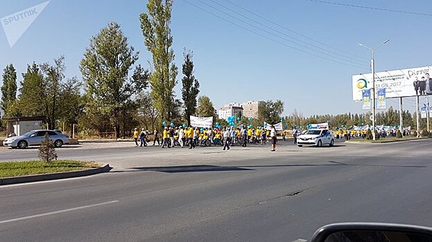 Люди с ОВЗ маршируют по Бишкеку, их больше 200 — фото