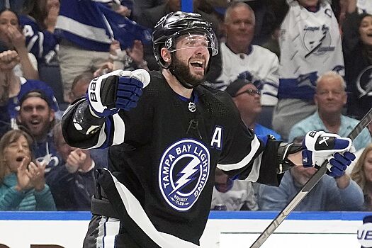 Дмитрий Куликов мощным силовым сбил шлем с форварда «Тампы» в матче плей-офф НХЛ