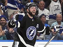 Дмитрий Куликов мощным силовым сбил шлем с форварда «Тампы» в матче плей-офф НХЛ