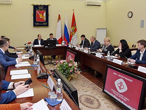 Часть средств, сэкономленных на закупке новогодних украшений, направят на установку в Вологде новых остановок и урн