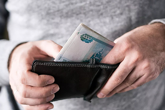 Юрист рассказала, кто в России получит повышенную зарплату в июне