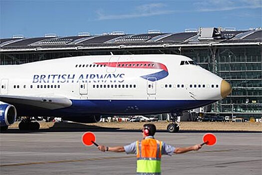 Бизнесмена оштрафовали за фото стюардессы в самолете