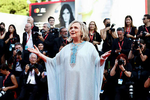 Хиллари Клинтон раскритиковали в соцсетях за появление на Венецианском кинофестивале