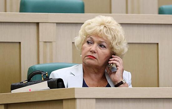 Сенатор Нарусова высказалась о покинувших Россию артистах