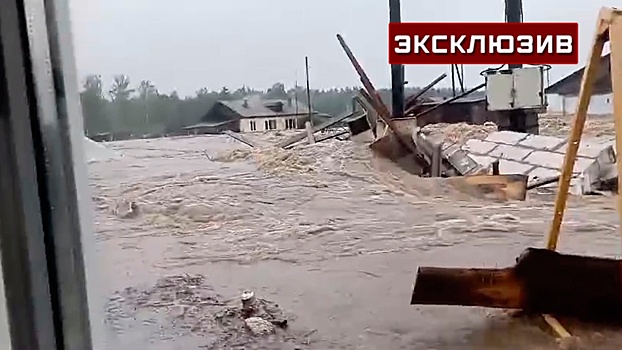 Опубликованы видео, как вода врывалась в челябинские деревни