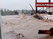 Опубликованы видео, как вода врывалась в челябинские деревни