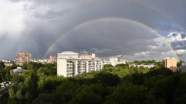 Двойная радуга появилась над Москвой после дождя