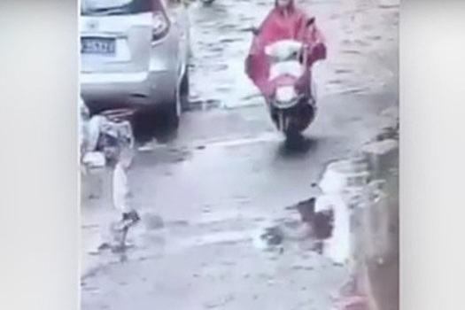 Беременная китаянка на мотоцикле сбила ребенка и поехала дальше