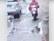 Беременная китаянка на мотоцикле сбила ребенка и поехала дальше