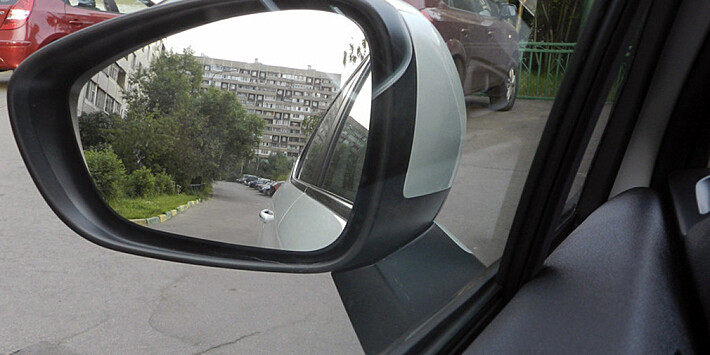 В центре Москвы у известной актрисы украли зеркала с ее Porsche