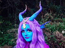 Девушка ходит синяя, потому что она – инопланетянка