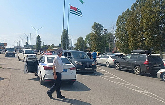 У КПП "Псоу" на границе Абхазии с РФ образовалась автомобильная пробка в 2 км