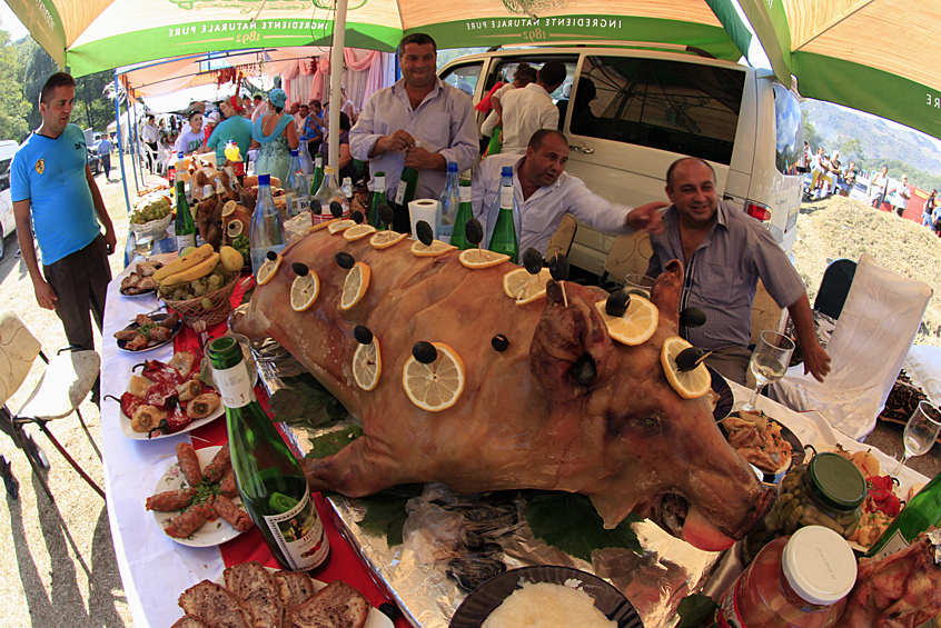  На фото: румынские цыгане за праздничным столом