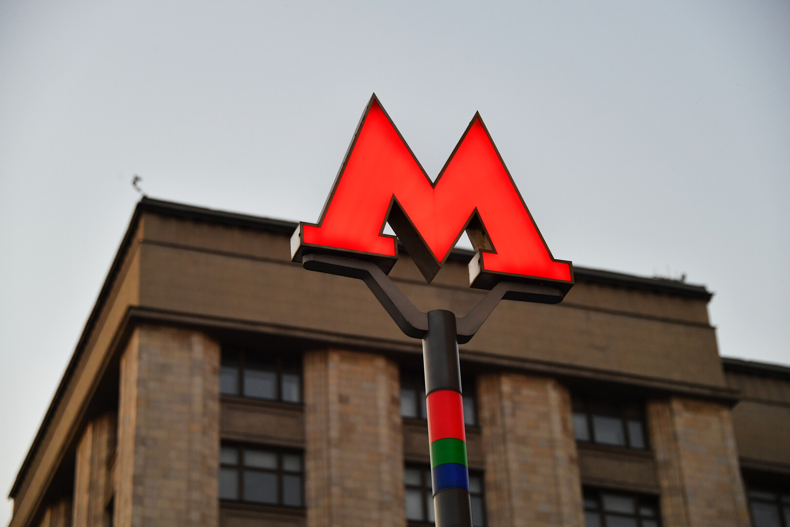 Названа причина приостановки движения на красной ветке метро в Москве