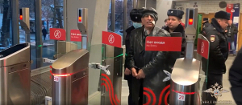 МВД России публикует видео задержания хулигана, который выстрелил из ружья на станции метро «Рязанский проспект»