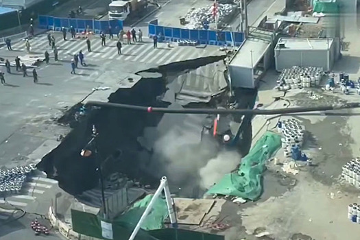 Гигантский провал грунта произошел в районе строительства метро, поглотив все вокруг