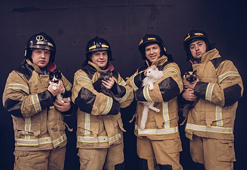 Иркутские пожарные фотографируются с котиками