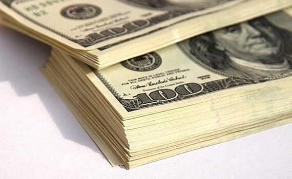 ЦБ: россияне четвертый месяц подряд забирают валюту из банков