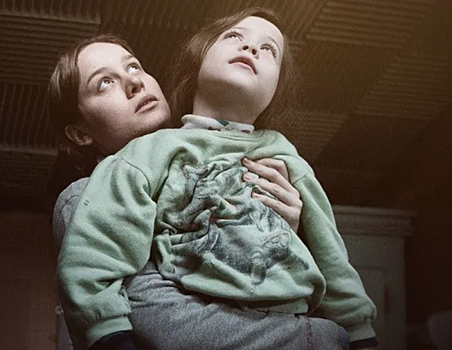 Триллер «Комната» о женщине с ребенком, которых держит в плену маньяк, и другие премьеры недели