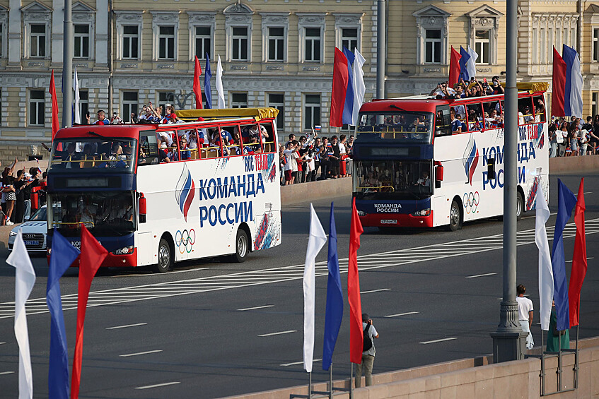 Автобусы с членами сборной ОКР, участвовавшей в Олимпиаде-2020 в Токио, в пути на чествование к Васильевскому спуску, 9 августа 2021 года