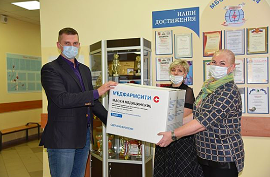 Балашихинский депутат передал медицинские маски школе №4 в микрорайоне Керамик