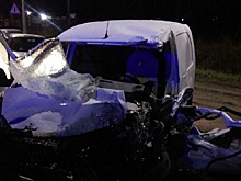 В Ярославле на ЮЗОД лоб в лоб столкнулись ЗИЛ и иномарка: легковушку расплющило от удара