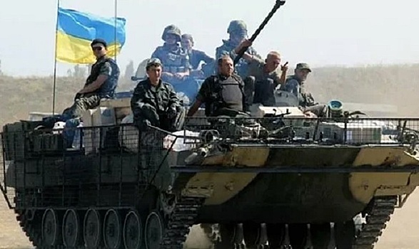 ВСУшники на БМП въехали в остановку с пенсионерами