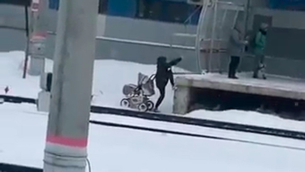 Сэкономил: мужчина залез на платформу с коляской