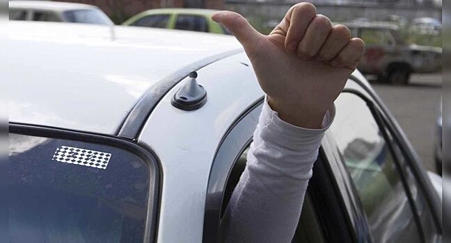 Встречный водитель скрещивает над рулём руки – о чём вас предупреждает?