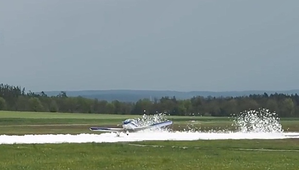 Появилось видео аварийной посадки самолета в Чехии