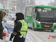 Пассажирский автобус влетел в заграждение на улице в Екатеринбурге