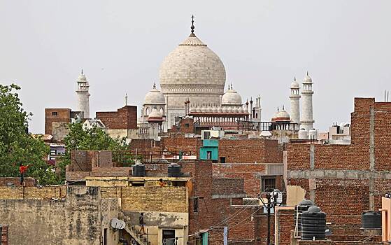 Потасовка туристки и полицейского в мавзолее-мечети попала на видео