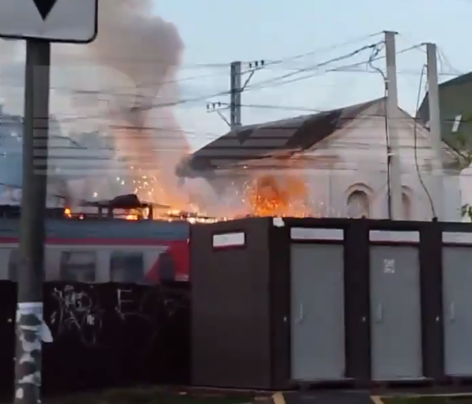 В Подмосковье загорелась электричка, следовавшая из Москвы в Тверь