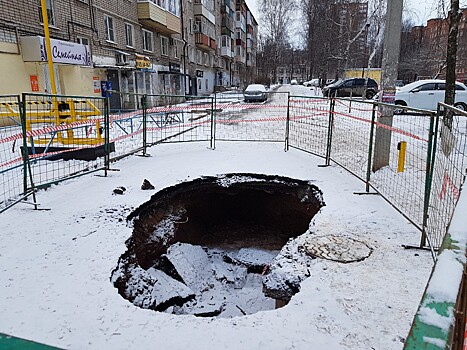 Специалисты назвали причину провала мусоровоза в асфальт в Ижевске