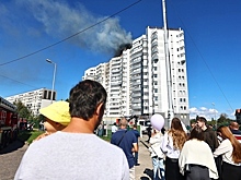 Не жалел себя: в Калининграде ищут мужчину в оранжевой футболке, помогавшего спасать людей из горящего дома на Эпроновской