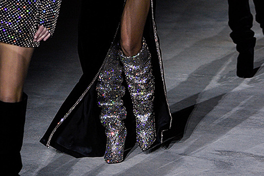 Сапоги Saint Laurent с тысячами страз оценили в 10 тысяч долларов