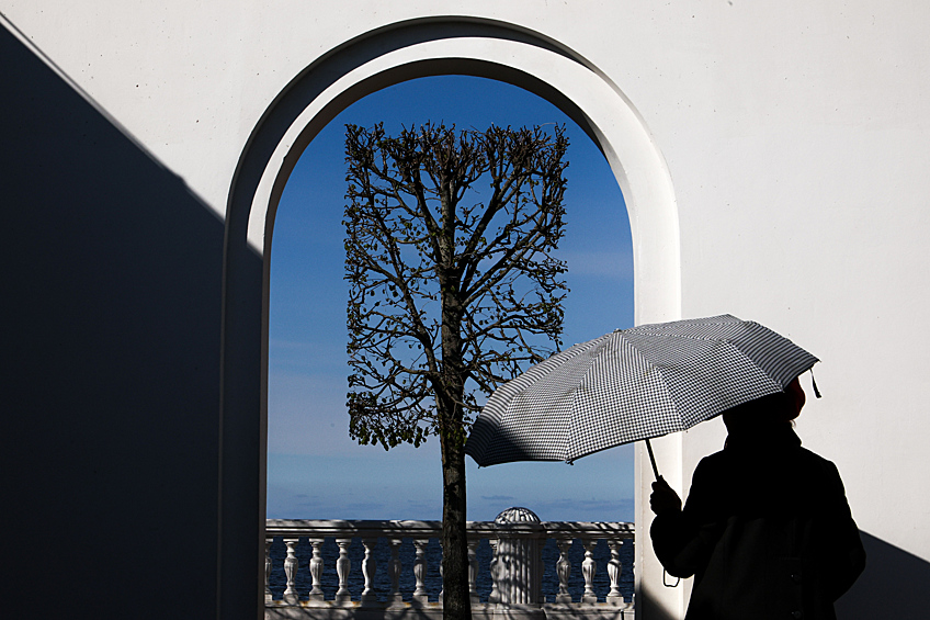 Женщина в Государственном музее-заповеднике "Петергоф", май 2025 года