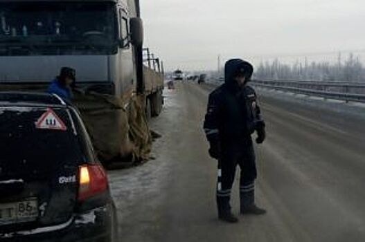 В Югре экипажи ДПС помогают водителям замерзших машин