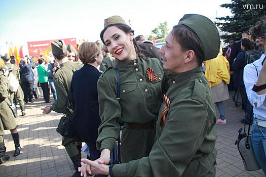 Москва празднует 9 мая: Ретропробег, световое кино и салют