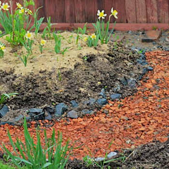 Круглая клумба с отсыпкой из красного битого кирпича. Частичка петербургского парка на даче