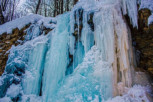Ледяной водопад образовался около парка «Швейцария»
