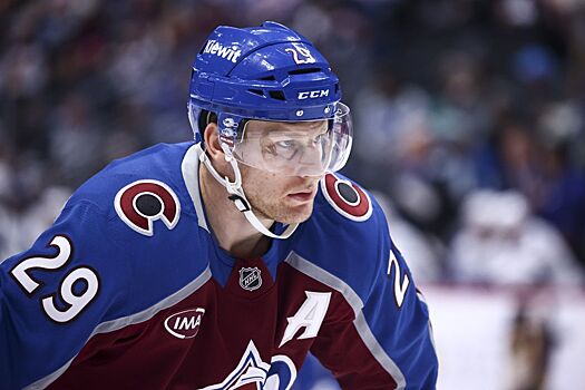 Дубль Маккиннона помог «Колорадо» обыграть «Бостон» в НХЛ