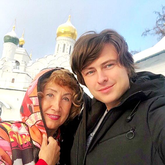 Женитьба на пожилой Ларисе Копенкиной, развод из-за Анны Калашниковой, отрицательный ДНК-тест на отцовство… И всех возлюбленных Прохор Шаляпин зовет на телевидение, чтобы обсудить их реальных и мнимых любовников.