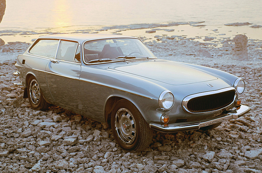 Под конец выпуска линейку пополнил шутинг-брейк 1800 ES, одно из красивейших творений в истории Volvo. Забавный факт: шведы называют универсал Fiskbilen («рыбный фургон»), а немцы — Schneewittchensarg, что в переводе означает… «гроб Белоснежки». ES — редкий автомобиль, особенно на фоне купе. Выпущено 8078 «рыбных фургонов» и свыше 39 тысяч двухдверок.