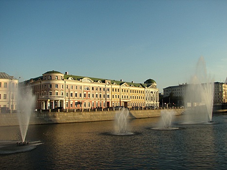 На Болотной площади и Софийской набережной в Москве отреставрируют объекты культурного наследия
