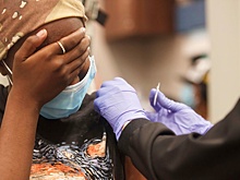 Слишком белые для лечения: в США вакцину от COVID-19 выдают на основе цвета кожи