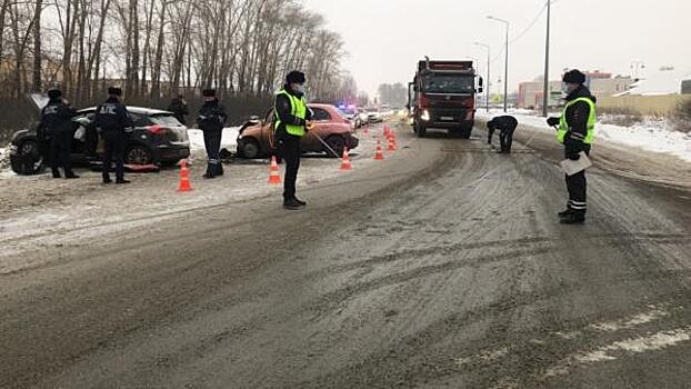 Девушка устроила автокатастрофу в Екатеринбурге: погиб пенсионер, три человека в больнице