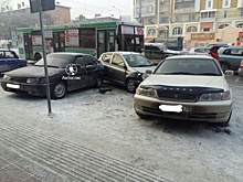 В Новосибирске столкнулись три легковушки и автобус